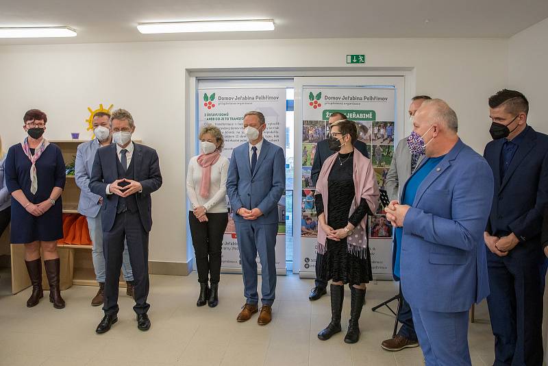 Slavnostního otevření Domova Jeřabina se účastnil například hejtman kraje Vítězslav Schrek, nebo předseda Senátu Miloš Vystrčil.