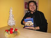 Tomás Mora Selva ze Španělska ukazuje, jak vypadá typická vánoční cukrovinka Turrón.