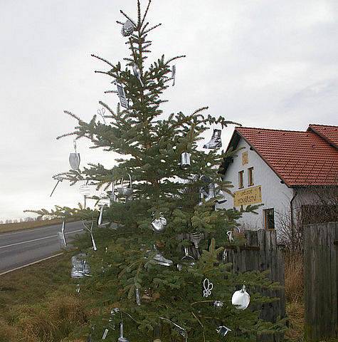 Unikátní vánoční stromek stojí v Olešné u Pelhřimova