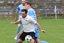 Fotbalisté Pelhřimova (v bílých dresech) půjdou do jarní části sezony s novým koučem na lavičce. Odvolaného Pavla Regáska by měl nahradit Richard Zeman.