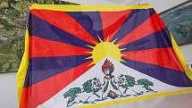 Příprava tibetské vlajky před sobotním vyvěšením na havlíčkobrodské radnici.
