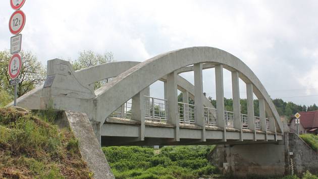 Most v Hořepníku má obloukovitý tvar. Konstrukci vyplňuje osm zavěšených táhel. 