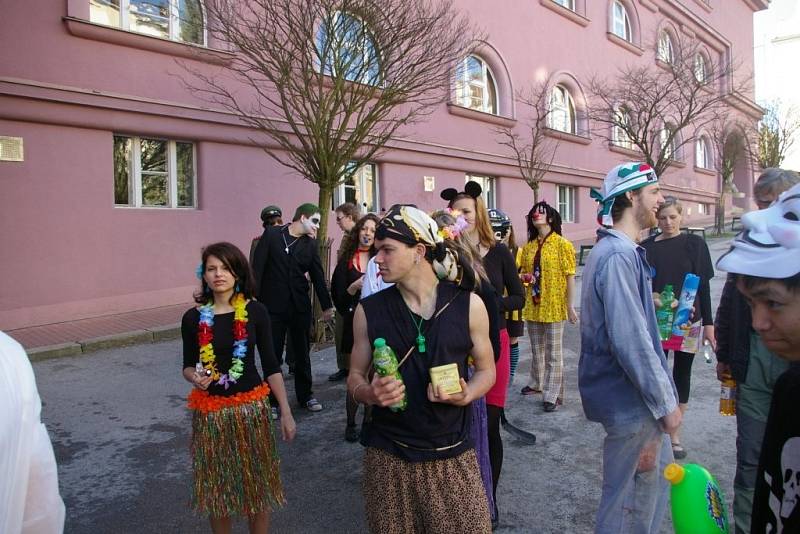 Poslední zvonění studentů pelhřimovského gymnázia.