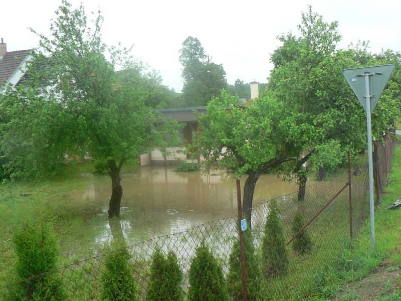 Voda v Hořepníku zatopila v neděli garáže, zahrady rodinných domů a rekreačních objektů, dílnu a v části Vítovice se pod vodou ocitly i některé hospodářské budovy. Pod vodou byla i zahrada Františka Hrdličky.
