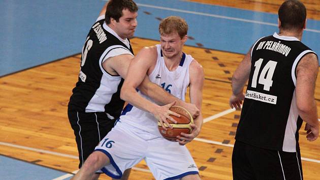 Basketbalisté Žďáru si na své konto připsali dvě povinná vítězství nad Pelhřimovem. Poslední celek druhé ligy v prvním utkání přestříleli. V odvetě soupeř odpadl fyzicky.