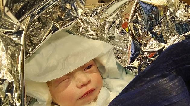 V neděli 3. ledna se v sanitce Zdravotnické záchranné služby Kraje Vysočina narodilo letošní první miminko, a to Viktor.
