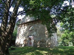 Barokní kaple svaté Anny na návrší severně nad Pelhřimovem.