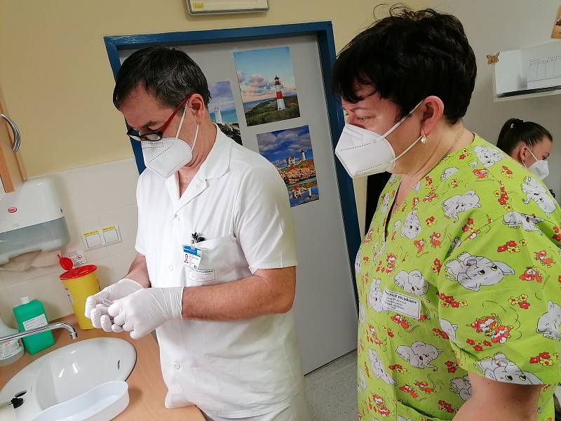 Dobrovolné očkování zdravotníků Nemocnice Pelhřimov začalo v úterý 5. ledna.