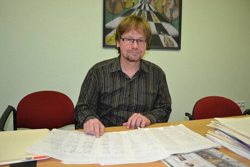 Vojmír Kubíček ukazuje petiční arch Občanského fóra, pod nějž se tehdy podepsalo téměř 1300 humpoleckých obyvatel.  
