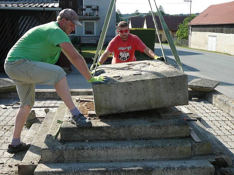 Památník a prostor kolem něj bude v Bohdalíně zářit novotou.