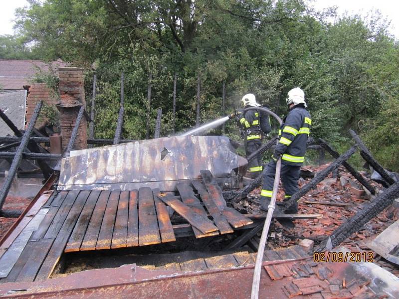 Požár v Černovicích likvidovaly tři jednotky profesionálních a dobrovolných hasičů. 