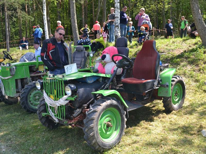 Osmá Rovenská traktoriáda opět nabídla atraktivní podívanou. Počasí závodům přálo a malí i velcí návštěvníci se dobře bavili.