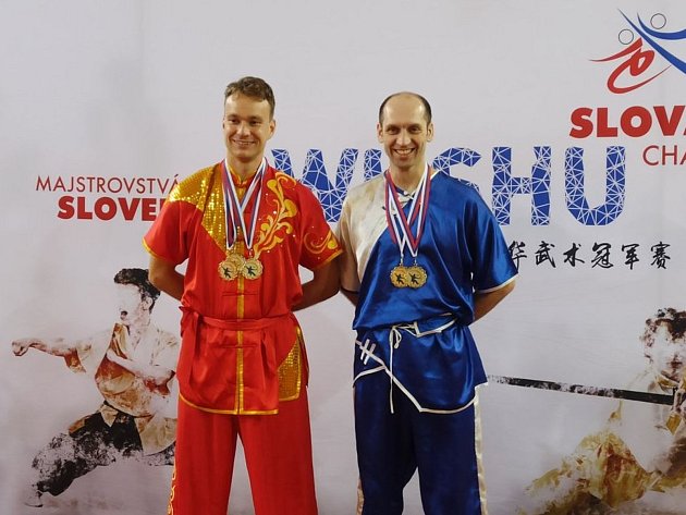 Michal Roučka (vlevo) a Petr Vaculín vybojovali na otevřeném mistrovství Slovenska v Bratislavě čtyři zlaté a jednu stříbrnou medaili.