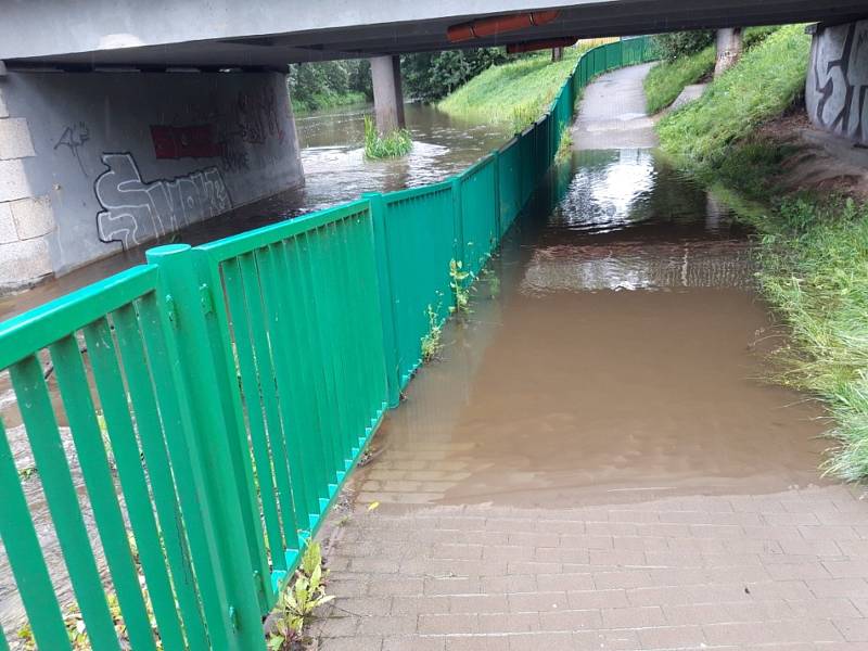 Vzedmutá hladina řeky Jihlava.