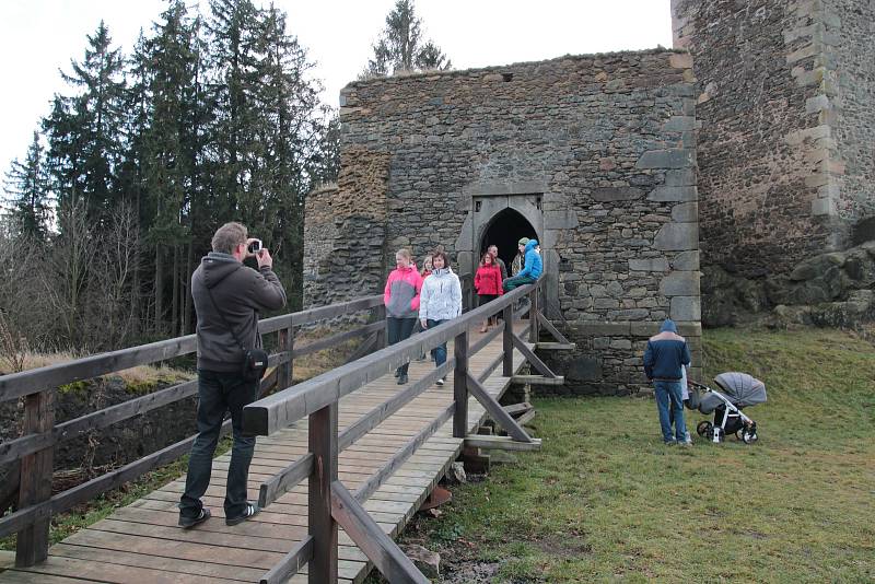 Hrad Orlík s rozhlednou se stal o silvestrovském odpoledni cílem stovek lidí.