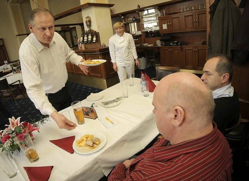 V pelhřimovském Hotelu Slávie ve čtvrtek vařili podle receptů čtenářů Deníku.