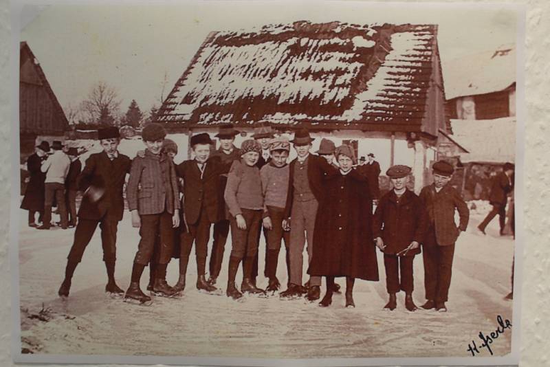 Pelhřimovské muzeum pro dokumentaci vývoje zimních sportů a jejich nářadí využívá také figurín. Nechybí ani různé typy bruslí a lyží a řada cenných dokumentů. 