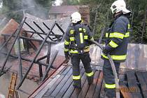 Požár v Černovicích likvidovaly tři jednotky profesionálních a dobrovolných hasičů. 