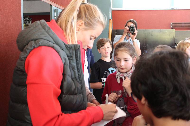 Beachvolejbalistiky Markéta Sluková Nausch a Barbora Hermanová na Základní škole Osvobození v Pelhřimově.