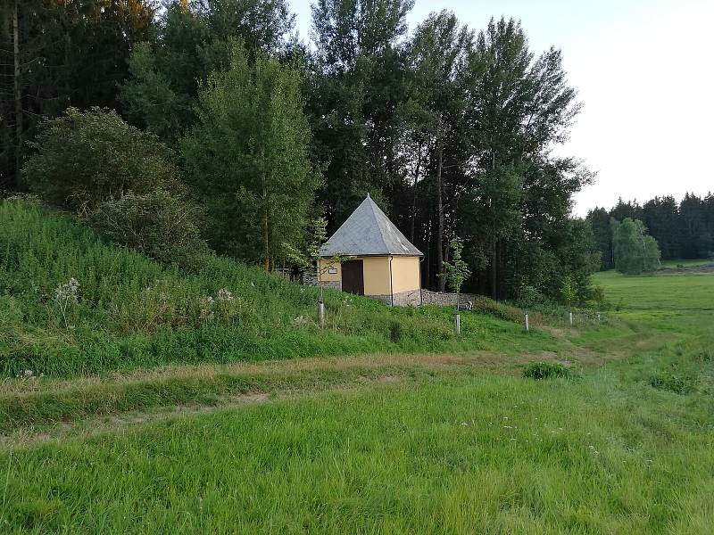 Na cestě k židovskému hřbitovu vysázeli v Horní Cerekvi v roce 2018 a 2019 45 lip.