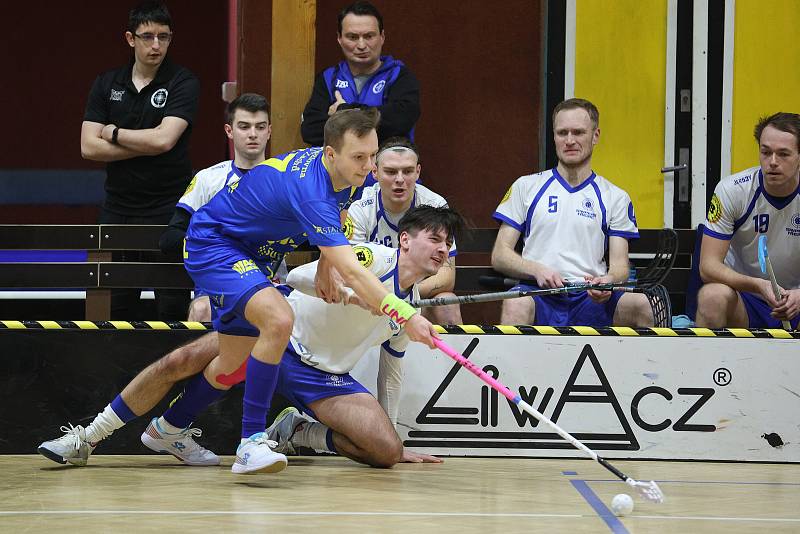 Florbalové utkání Národní ligy - skupiny Východ mezi Spartakem Pelhřimov (v modrém) a Snipers Třebíč (v bílých dresech).