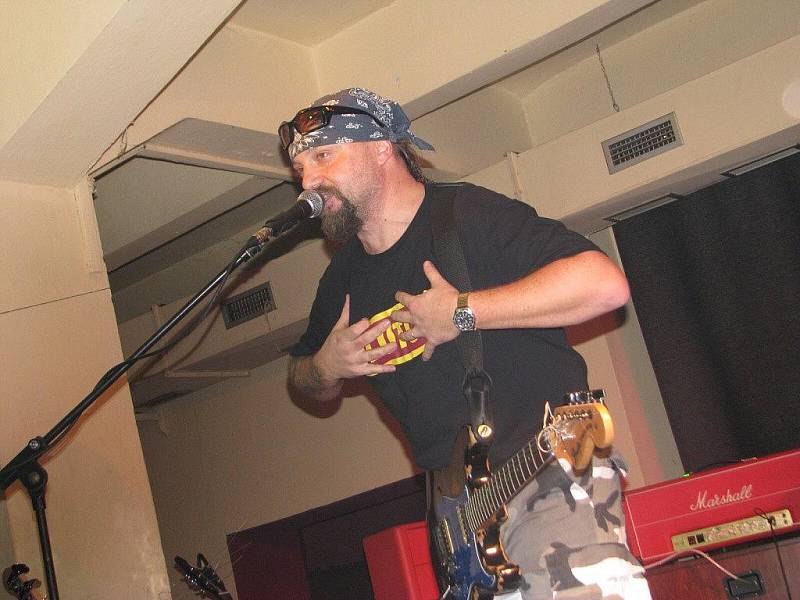 V pelhřimovském hudebním klubu Stará tiskárna vystoupil s kapelou v pátek večer známý český kytarista, skladatel a zpěvák Miloš Dodo Doležal.
