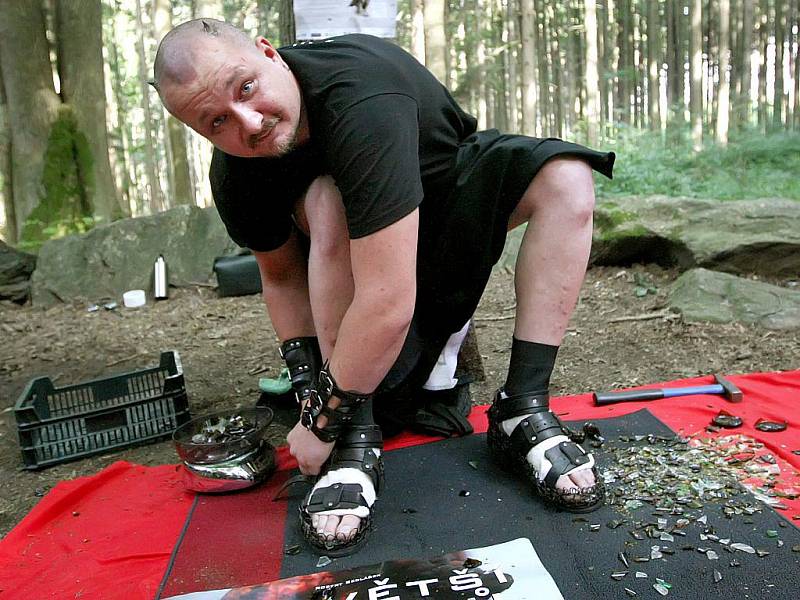 Petr Fiedor má lejstro na řadu „bolavých“ rekordů. Nechal se zapálit a běhal po náměstí, ulehl do truhly plné střepů. Včera si je nasypal do sandálů a vystoupil na Křemešník.  