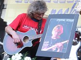Ve Zbrašíně u Loun se roku 2011 sešla kapela Karamel, aby uctila památku kolegy, který zemřel při nehodě. 