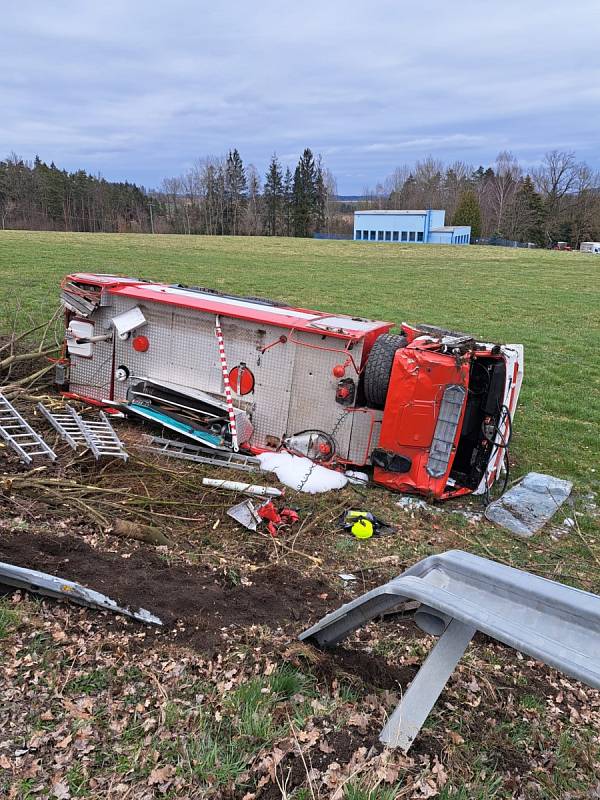 U Samšína na Pelhřimovsku se ve středu odpoledne vybouralo hasičské auto.