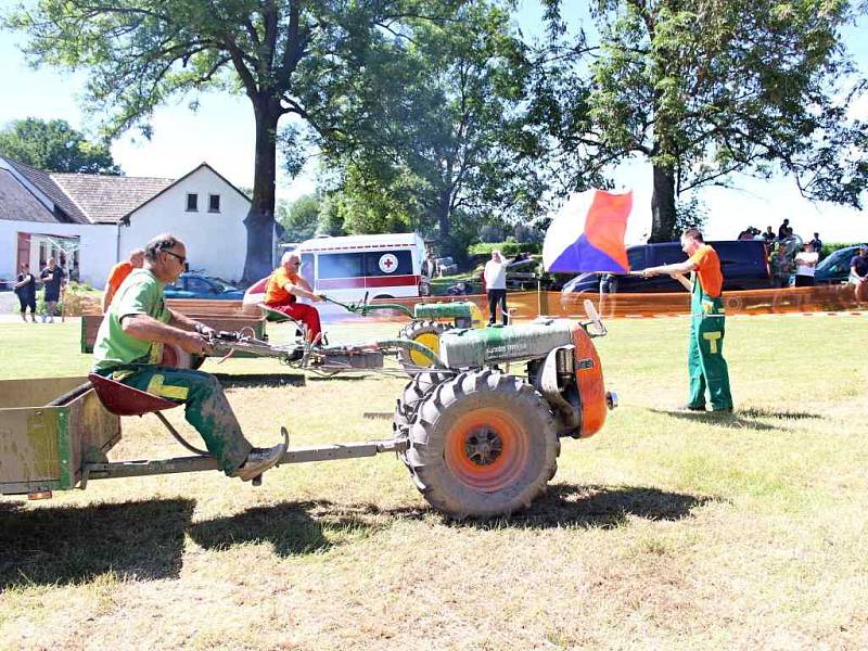 Nejen čeští závodníci soutěžili ve Ctiboři s motoroboty.