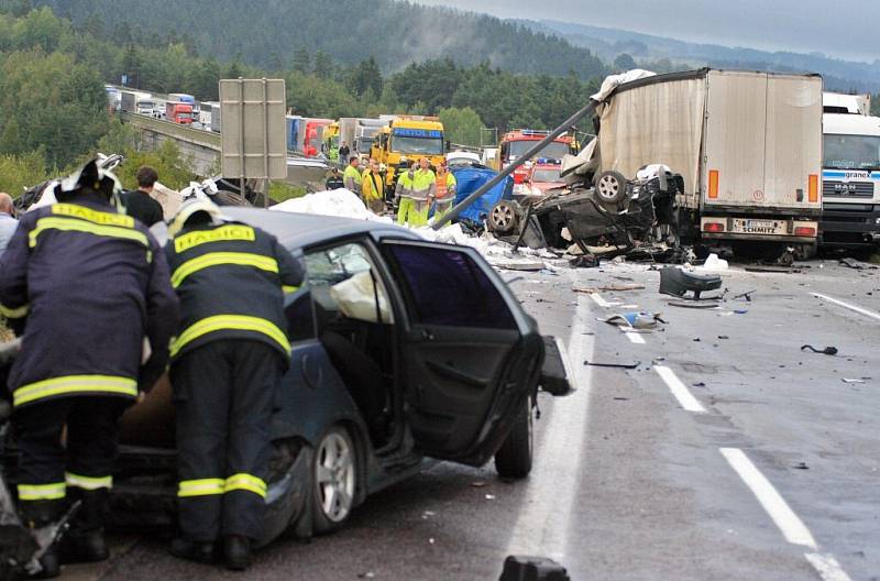 Hromadná nehoda tří kamiónů a pěti osobních aut zablokovala v úterý před devatenáctou hodinou dálnici D1 ve směru na Prahu na 77. kilometru u Hořic na Humpolecku. Při kolizi přišli o život dva lidé.