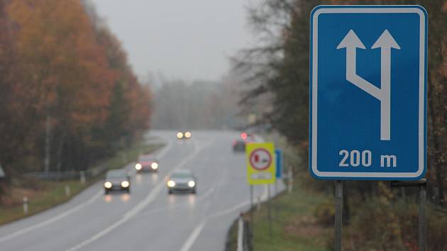 Nově značený úsek silnice I/34 mezi Pelhřimovem a Humpolcem.