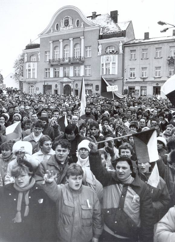 Archivní snímky z doby Sametové revoluce v Humpolci.