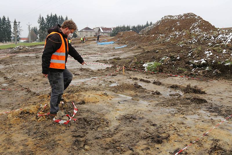 Archeologové pracují v místech budoucího obchvatu Lukavce na Pelhřimovsku.