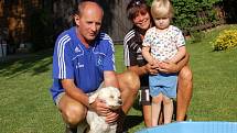 Rodiče Jaroslava Drobného sice mistrovství Evropy sledují, ale pohodu si vzít nedají. Společnost jim v těchto dnech dělají vnučka Barunka a brankářův pes Albík. 