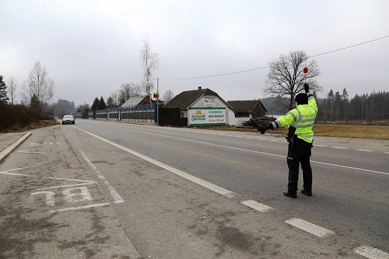 Aktuálně platná opatření, která se týkají volného pohybu osob mezi okresy, kontrolovali policisté také ve Vodné na Pelhřimovsku, kde jsou také hranice kraje.