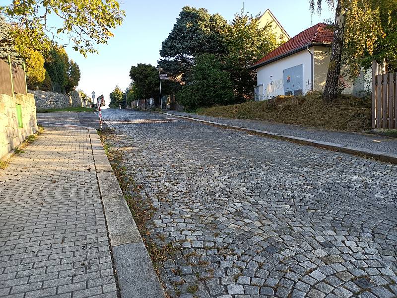 Mánesova ulice v Humpolci na Pelhřimovsku. Podle obyvatel potřebuje změnu jako sůl