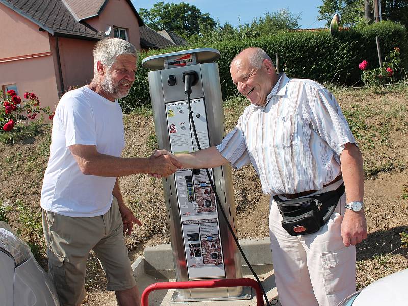 V obci Kámen v pátek oficiálně otevřeli další místo, kde mohou řidiči dobíjet své elektromobily.