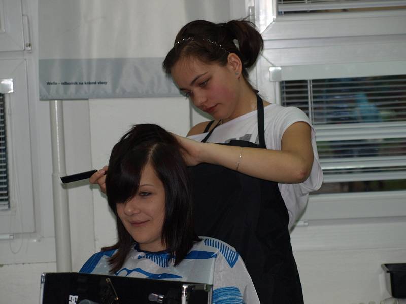 Budoucí kadeřnice předvedly své umění v Pelhřimově.