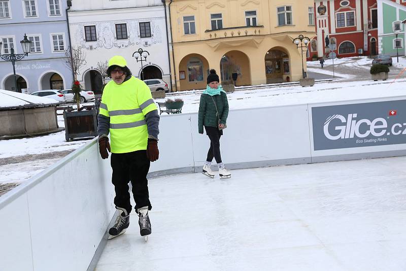 Umělé kluziště na pelhřimovském náměstí.