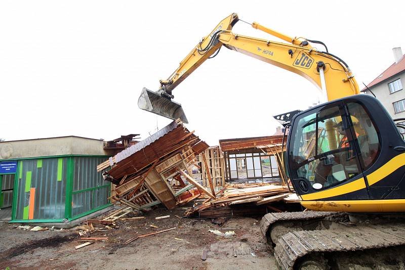 V Pacově dělníci pokračují na demolici mateřské školy.