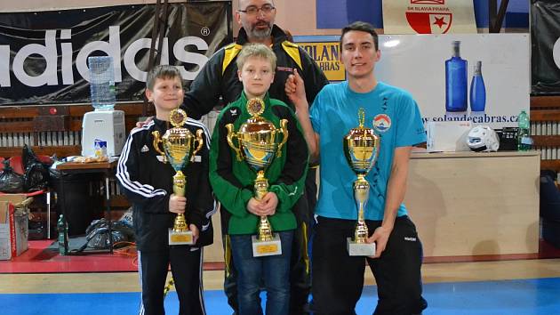 Pohár za vítězství v ligovém turnaji převzal za TKD Lacek Ondřej Janík (uprostřed).  