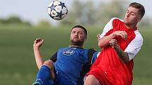 Dělba bodů více vyhovuje košetickým fotbalistům (v červeném), Přibyslav musí doufat v jejich zaváhání.