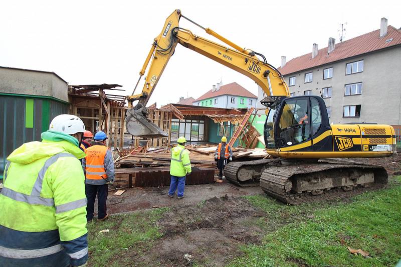 V Pacově dělníci pokračují na demolici mateřské školy.