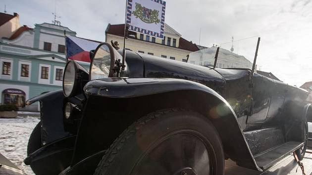 Emil Příhoda se se svojí sbírkou čítající 100 automobilů značky Praga zapsal do České databanky rekordů.