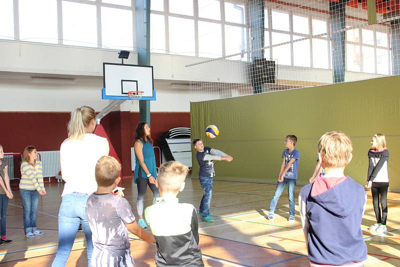 Beachvolejbalistiky Markéta Sluková Nausch a Barbora Hermanová na Základní škole Osvobození v Pelhřimově.