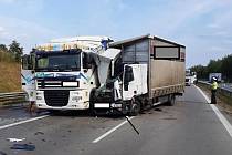 Nehoda dvou nákladních aut na dálnici D1 u Humpolce.