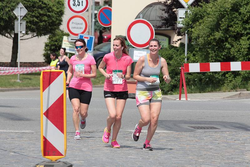 Pátému ročníku pelhřimovského Běhu pro úsměv, který se v centru města konal v sobotu 26. května, nechybělo nic. Na účastnících byla patrná radost z pohybu, úsilí zvládnout zvolenou trať v co nejlepším čase, stejně jako dostat se do cíle v pohodě a třeba i