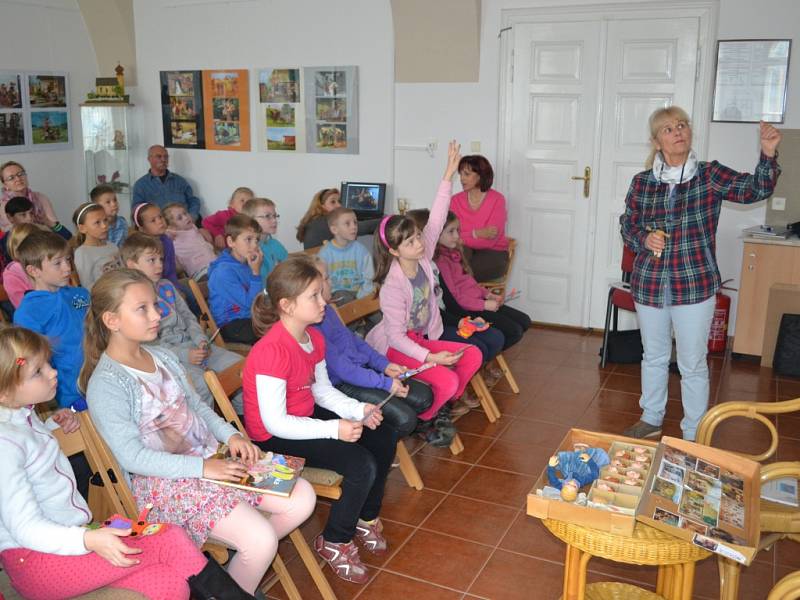 Druháčci ze Základní školy Humpolec byli povídáním Šárky Váchové (vlevo) tak nadšeni, že ji požádali o podpis na vlastnoručně vyrobené papírové loutky. 