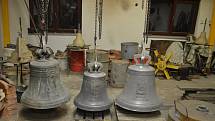 Tři zvony, které se vrátí do kostela svatého Jiří ve Věžné.